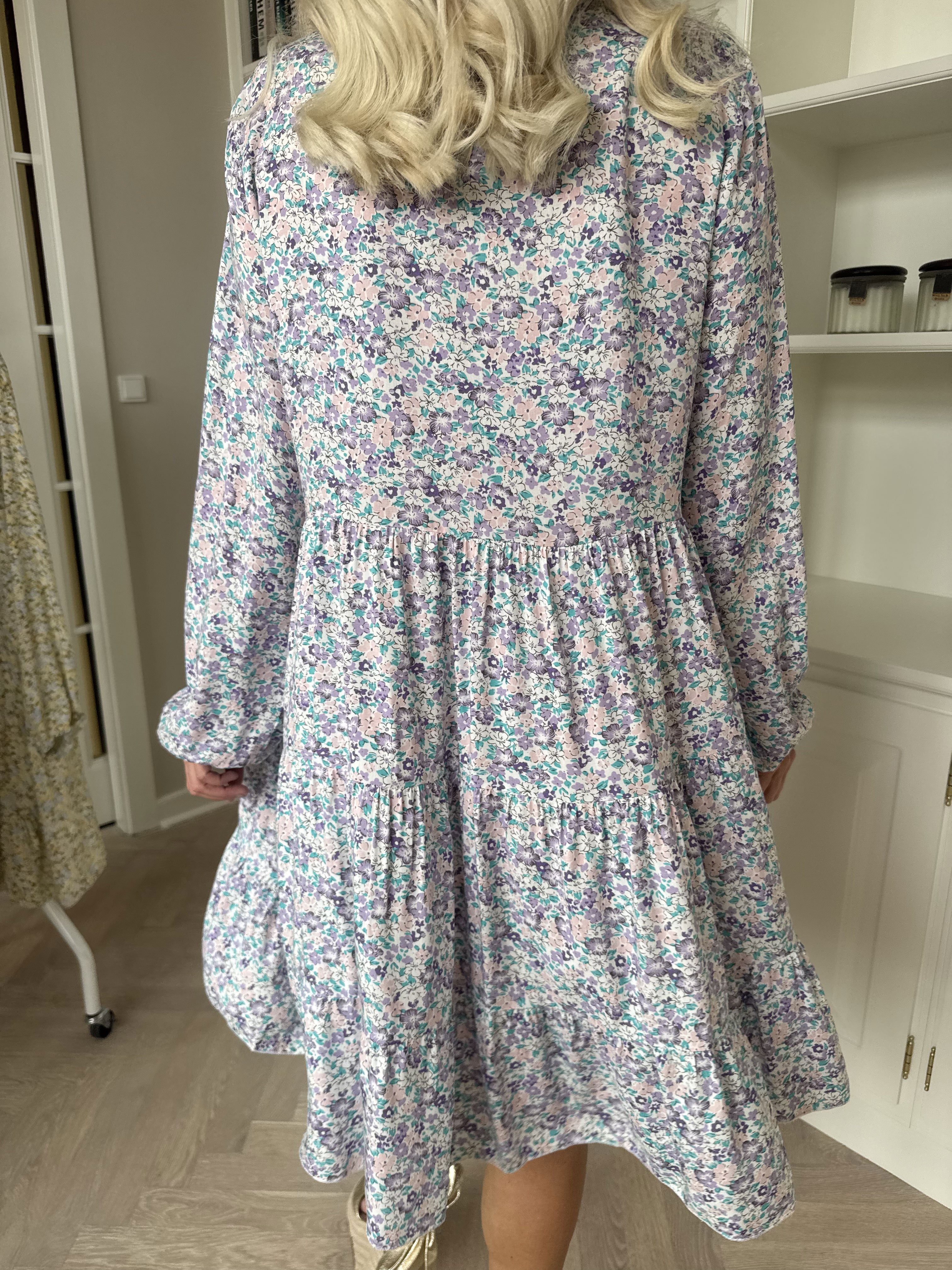 Avana - Blomstret kjole i bomuld med A-facon